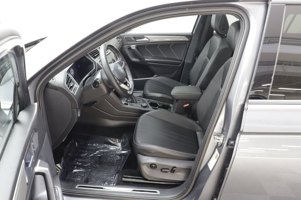 Certified 2023 Volkswagen Tiguan SE R-Line AWD/4WD image 6