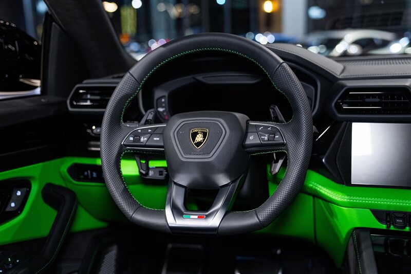Used 2025 Lamborghini Urus SE AWD/4WD image 14