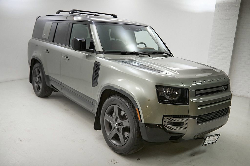 Used 2024 Land Rover Defender 130 X-Dynamic SE image 4