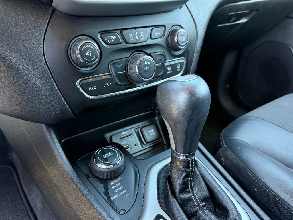 Used 2018 Jeep Cherokee Latitude Plus AWD/4WD image 21
