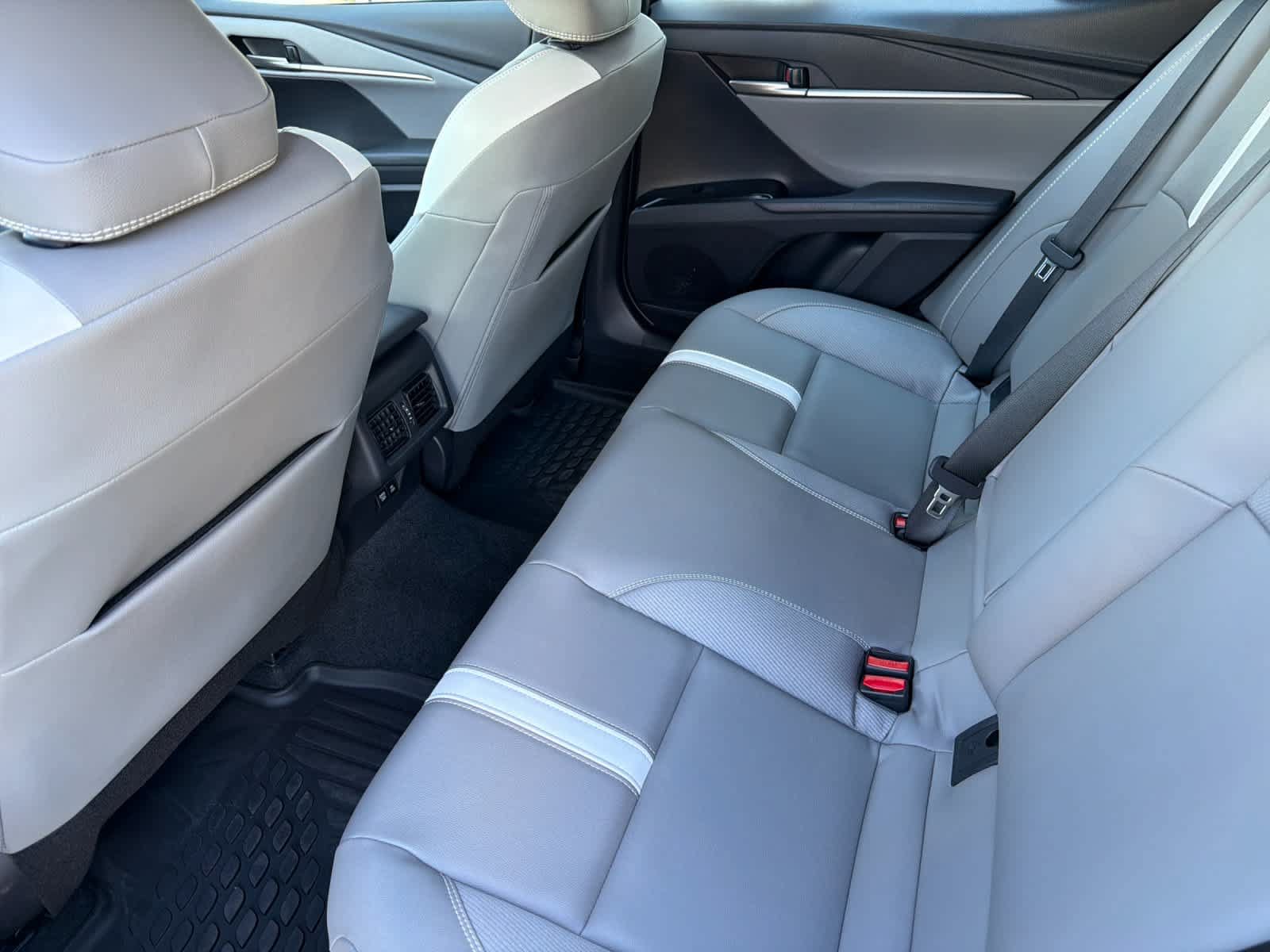 Used 2026 Toyota Camry SE w/ Convenience Package FWD image 4