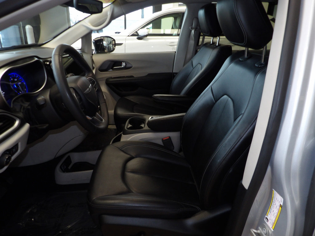 Used 2024 Chrysler Pacifica Touring-L FWD image 25