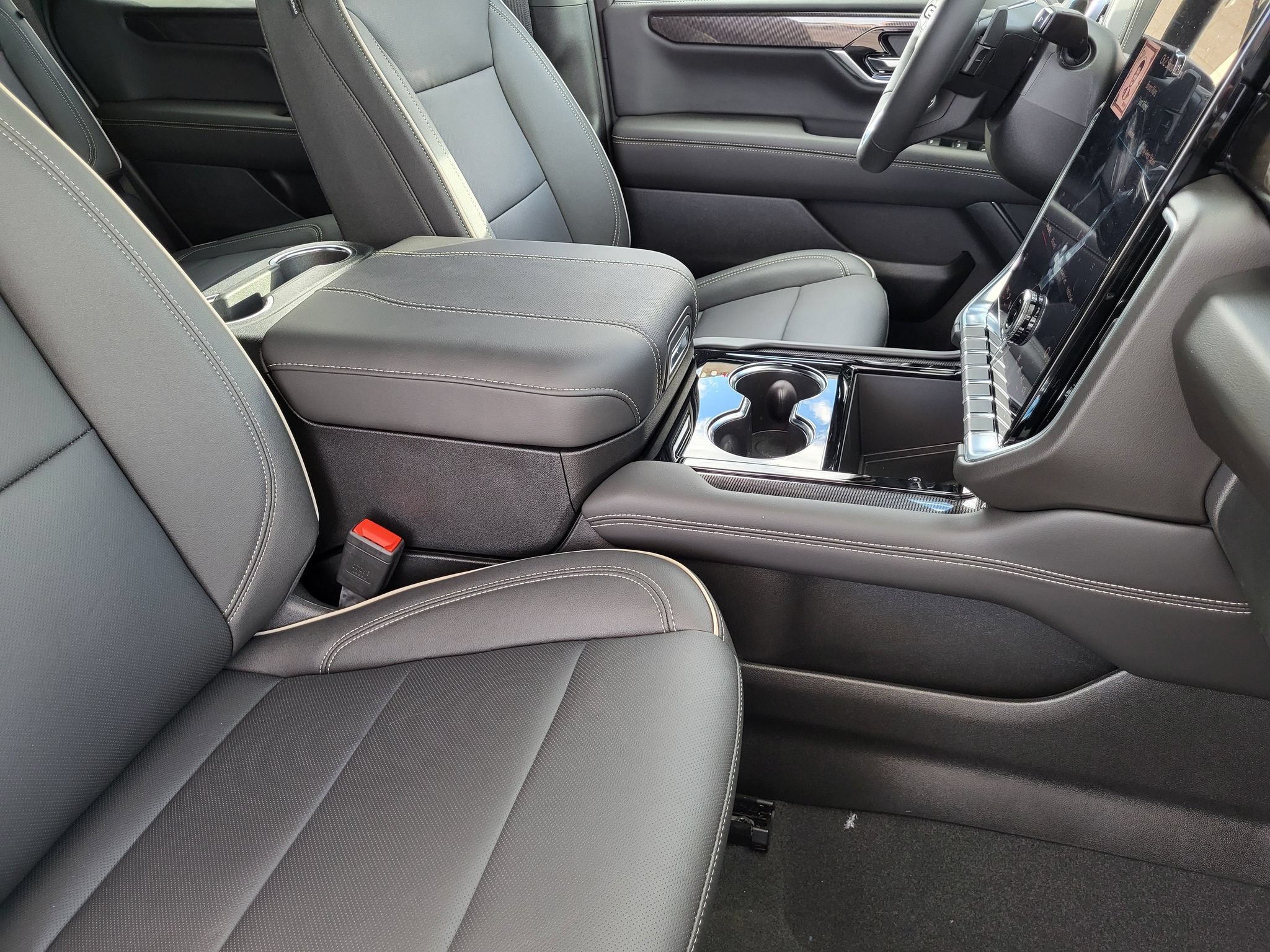 New 2026 GMC Yukon Elevation w/ Elevation Premium Package AWD/4WD image 9