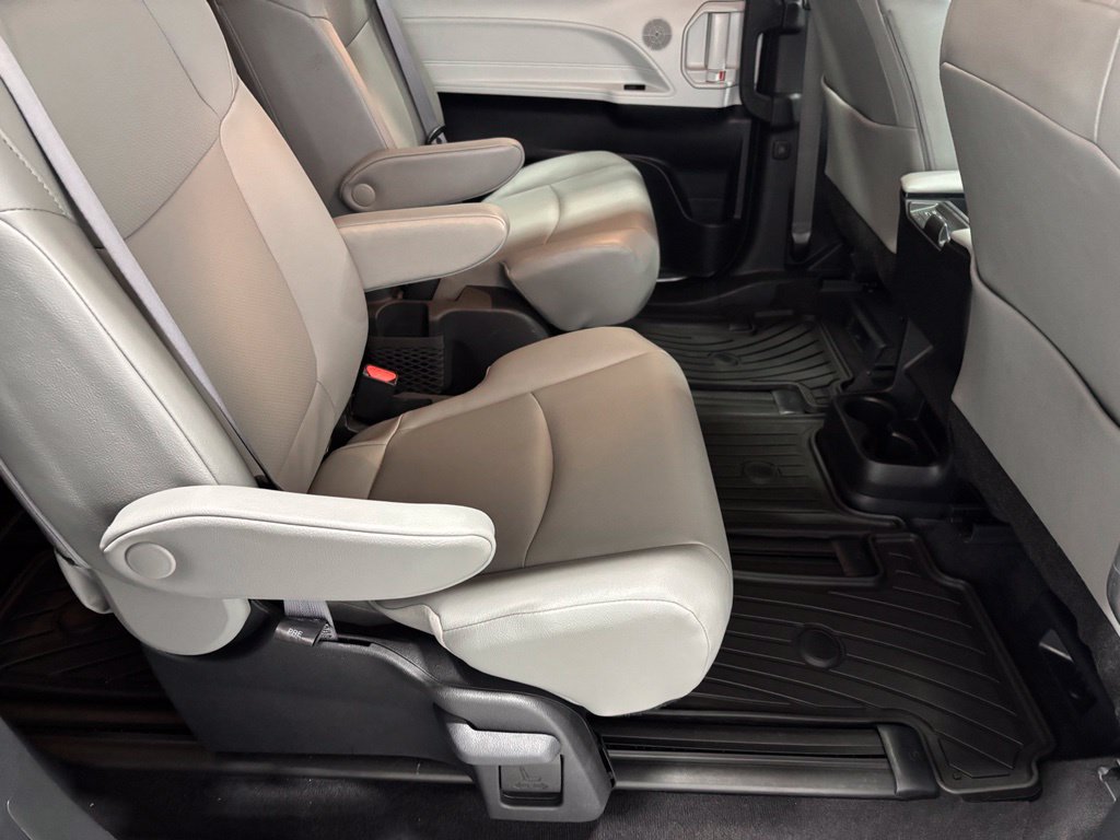 Used 2025 Toyota Sienna XLE AWD/4WD image 58