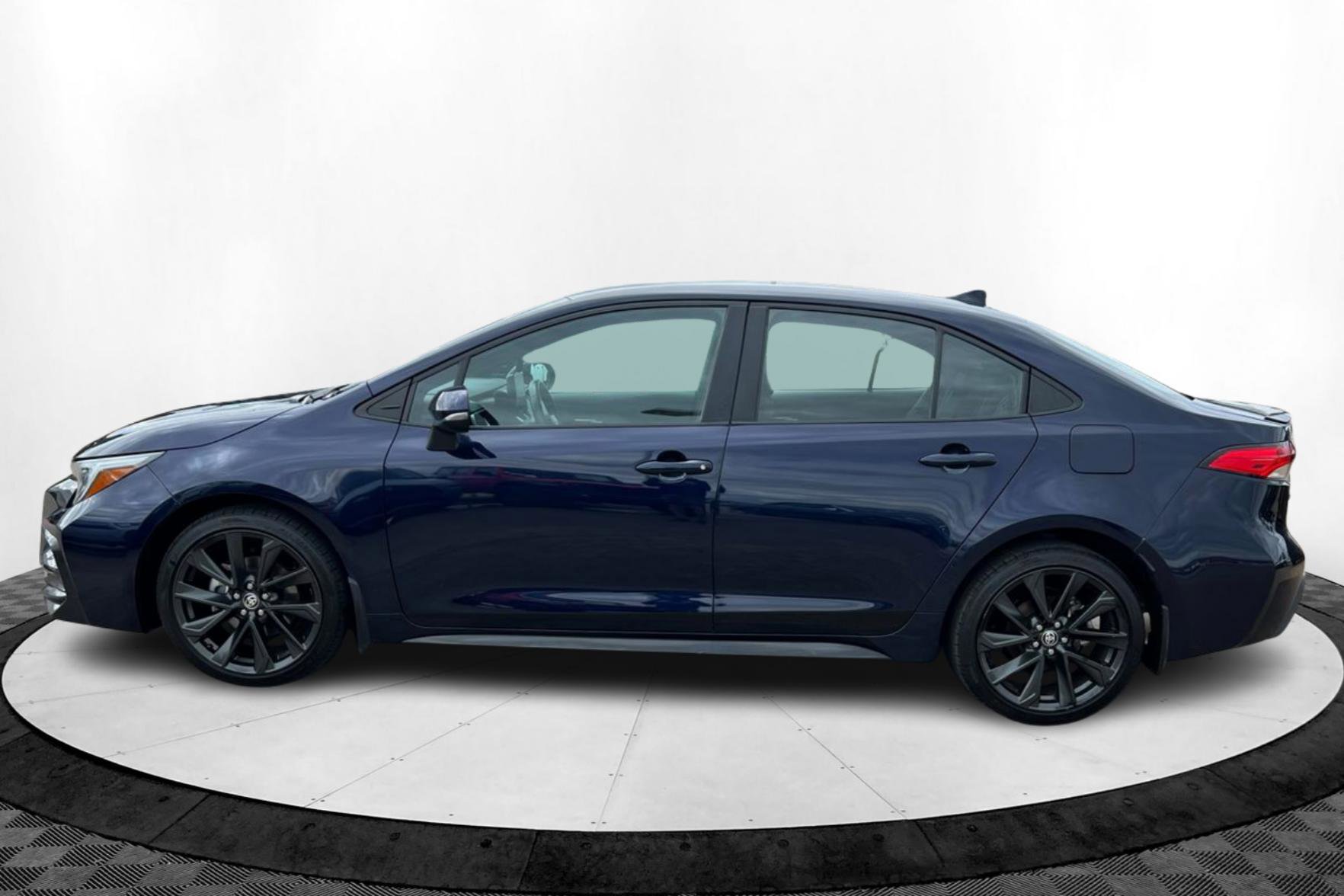 Used 2024 Toyota Corolla SE image 2