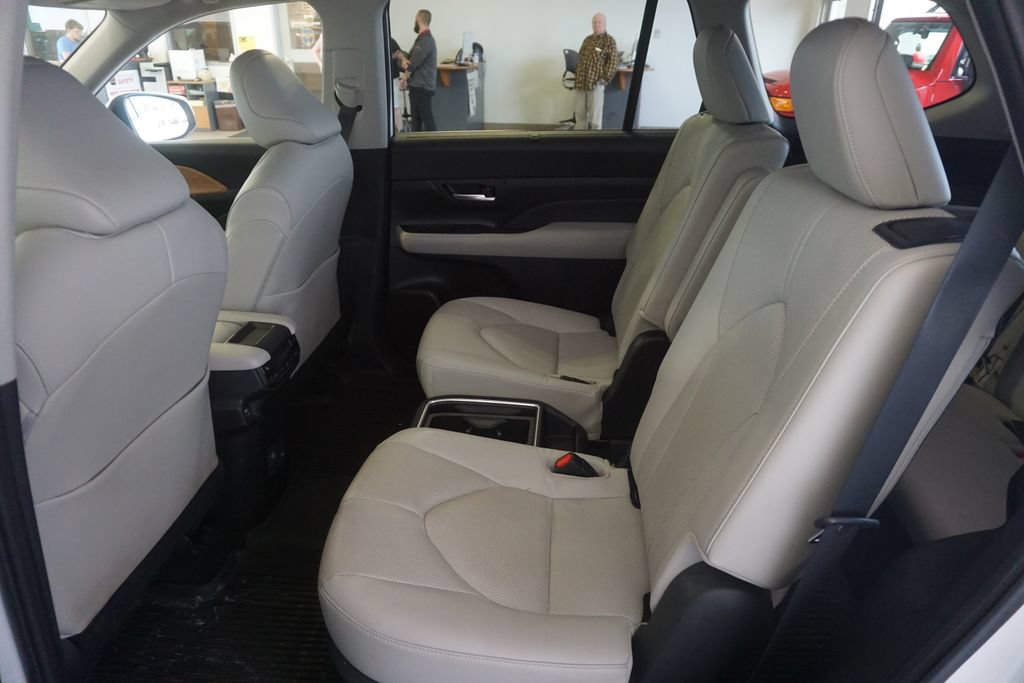 Used 2024 Toyota Grand Highlander AWD image 21