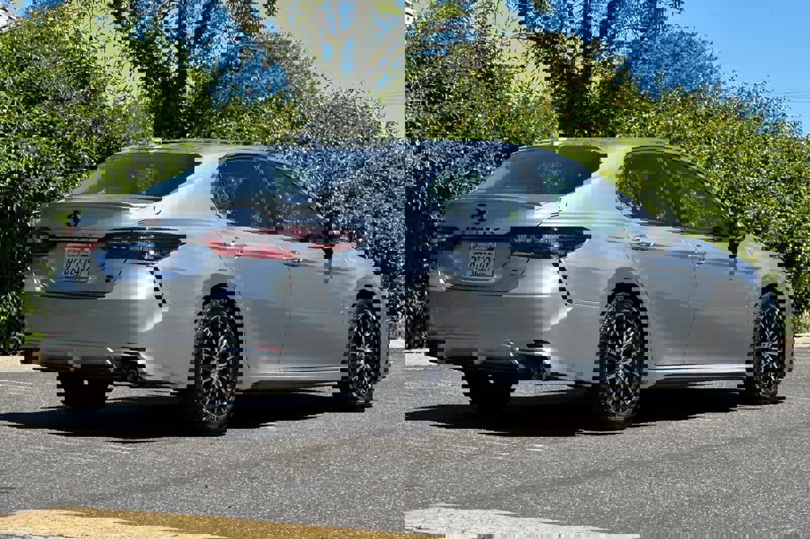 Used 2022 Toyota Camry SE w/ Convenience Package FWD image 3