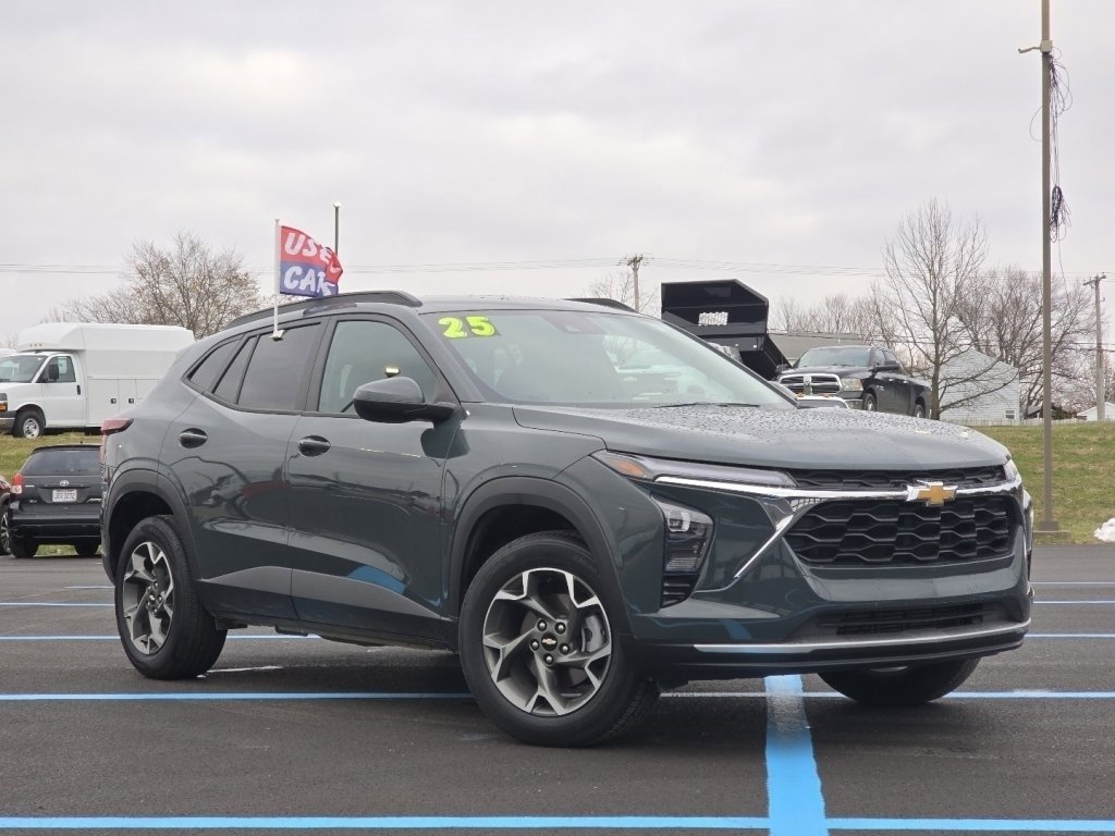 Certified 2025 Chevrolet Trax LT w/ Driver Confidence Package image 2