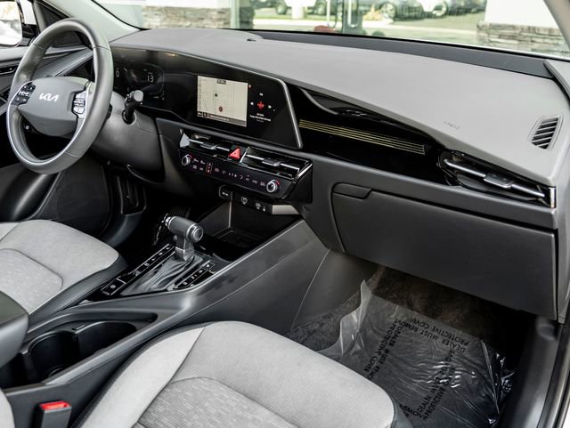 Used 2023 Kia Niro SX image 28