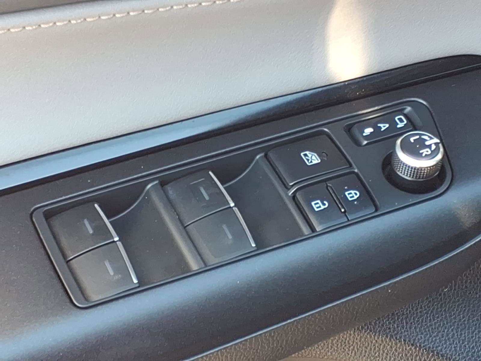 Used 2021 Toyota Venza LE w/ Carpet Mat Package (TMS) image 18