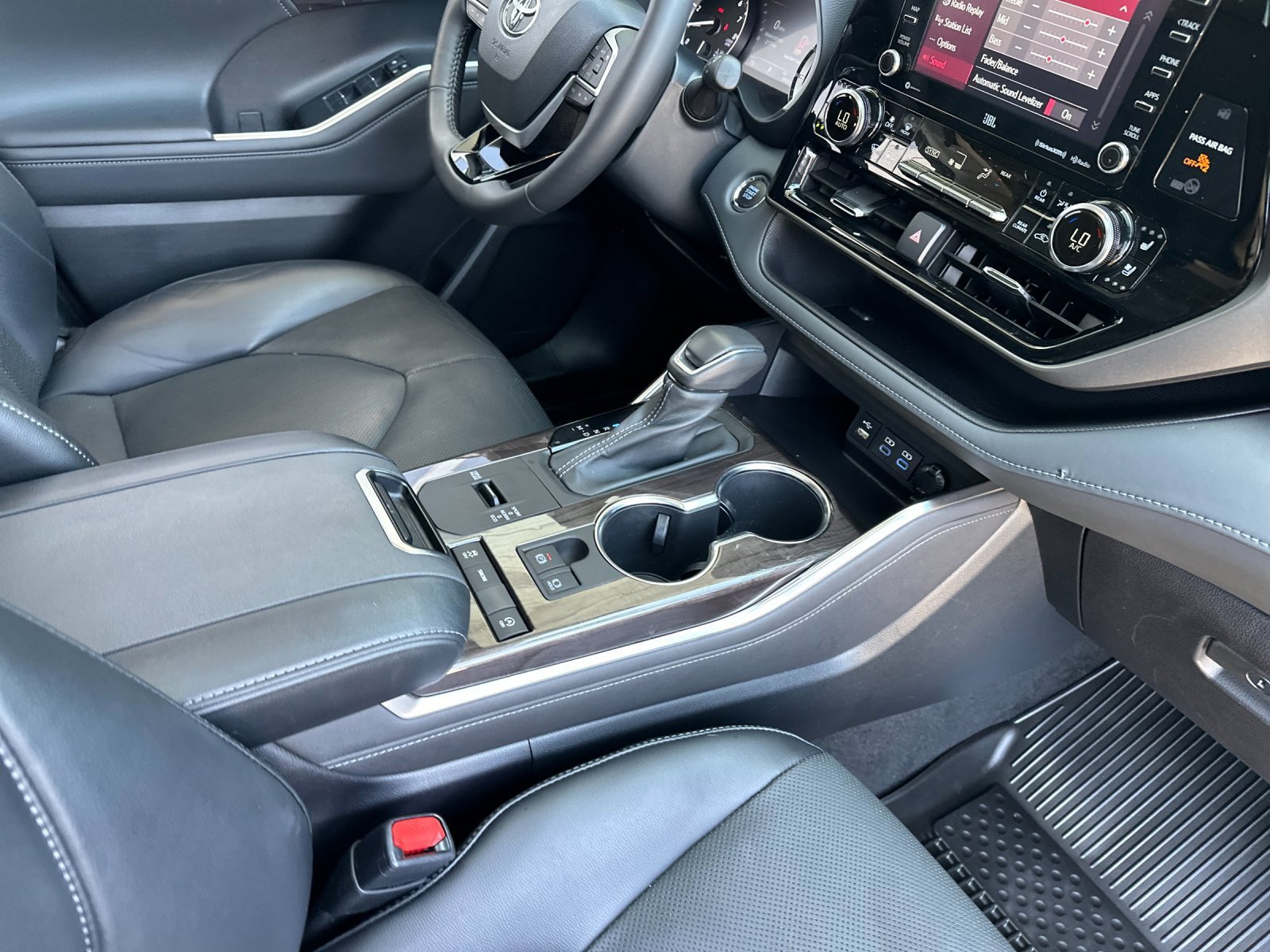 Used 2022 Toyota Highlander Limited image 17