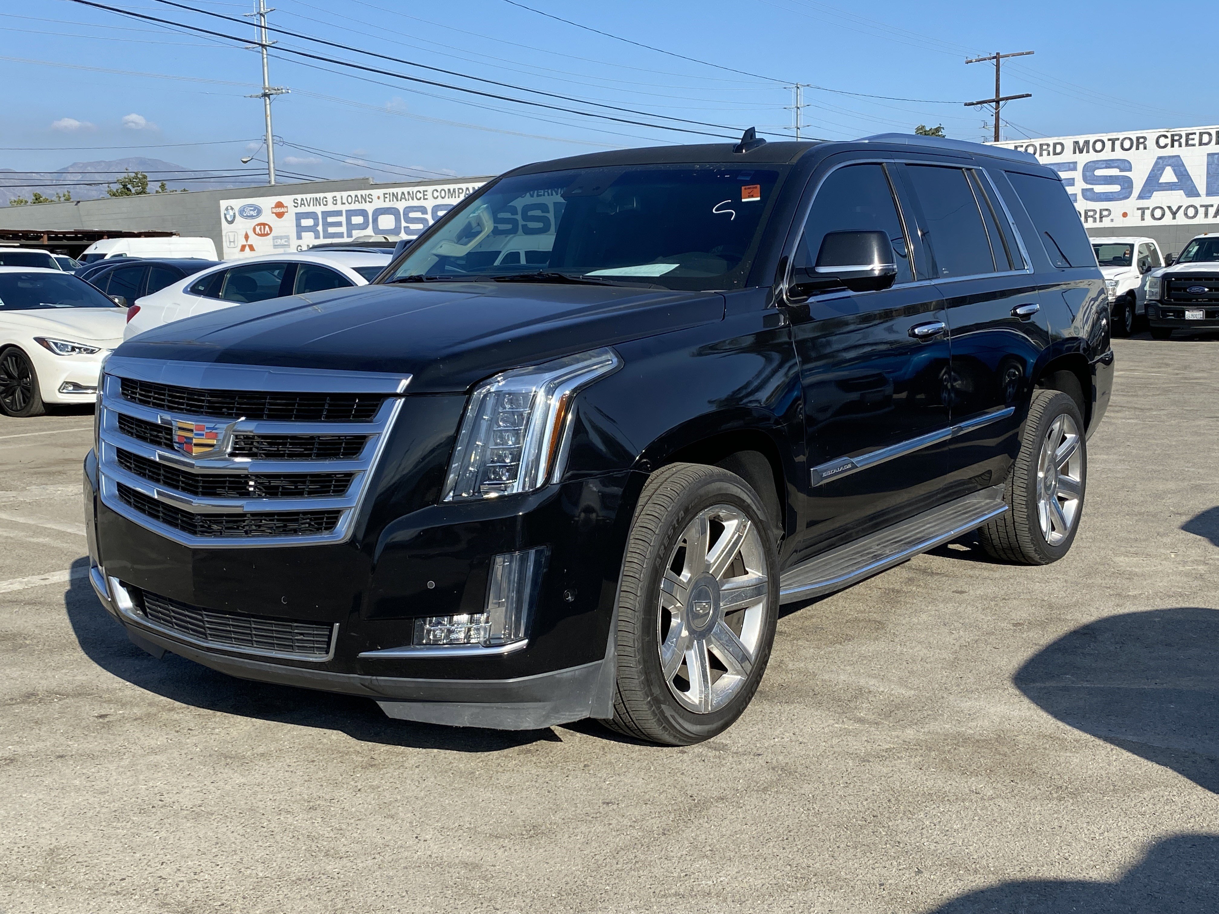 Used 2018 Cadillac Escalade Luxury image 2