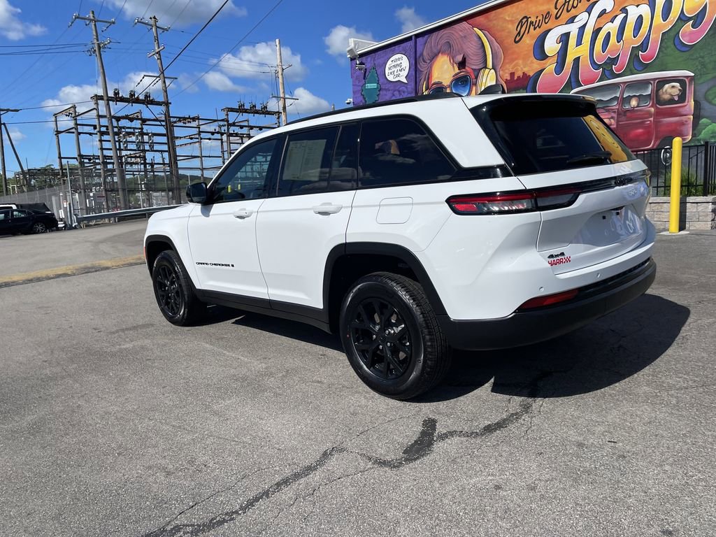 Used 2025 Jeep Grand Cherokee Altitude AWD/4WD image 3