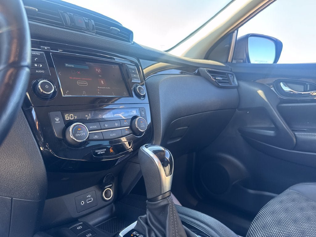 Used 2022 Nissan Rogue Sport SV w/ Technology Package FWD image 24