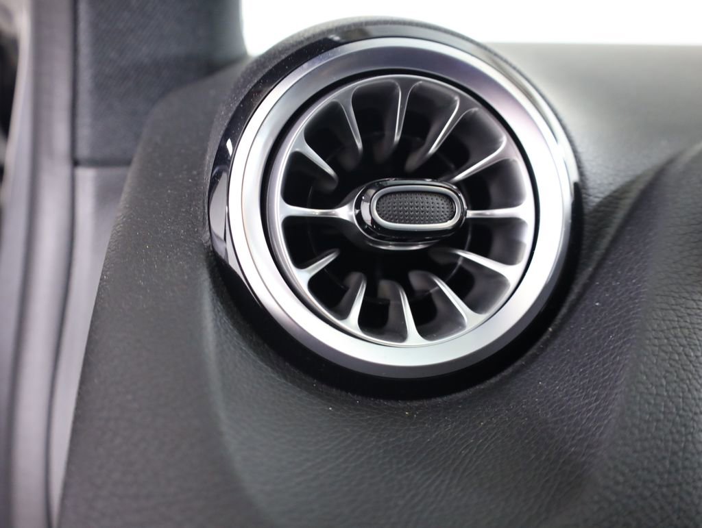 Used 2025 Mercedes-Benz GLA 35 AMG 4MATIC image 11