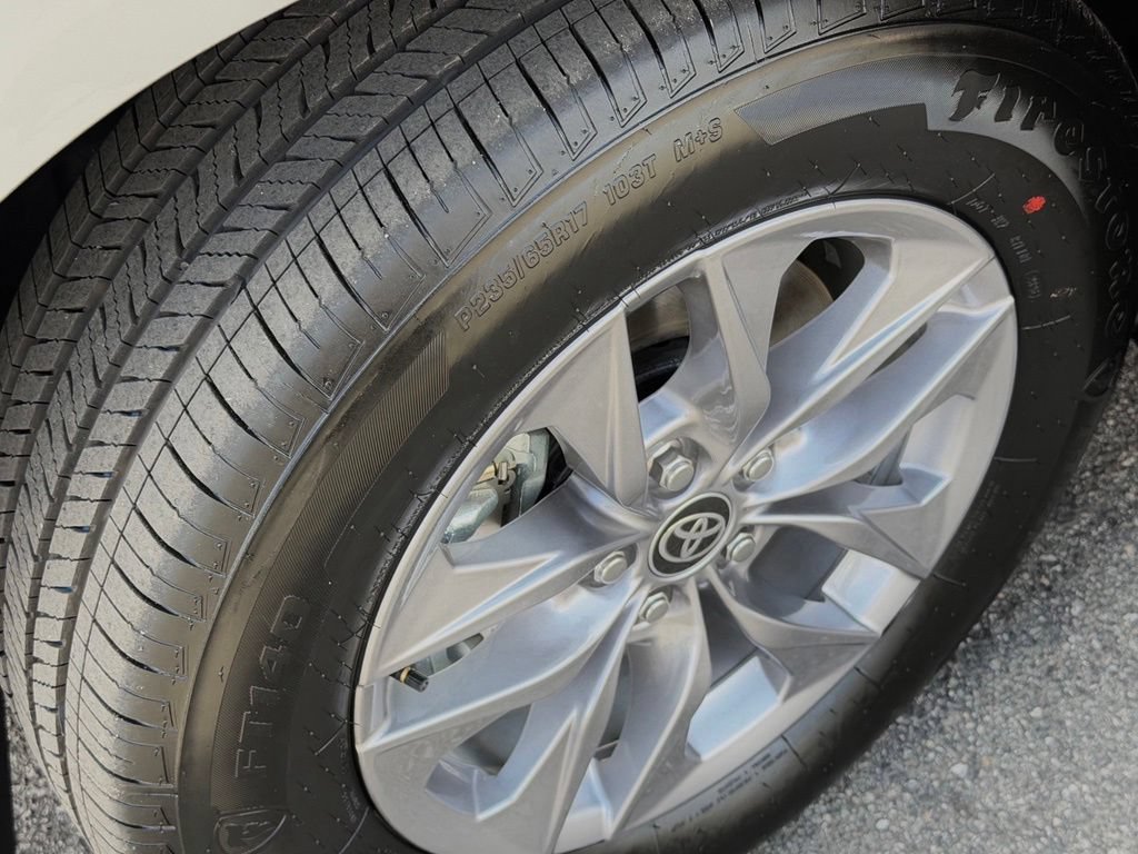 Used 2026 Toyota Sienna XLE FWD image 13