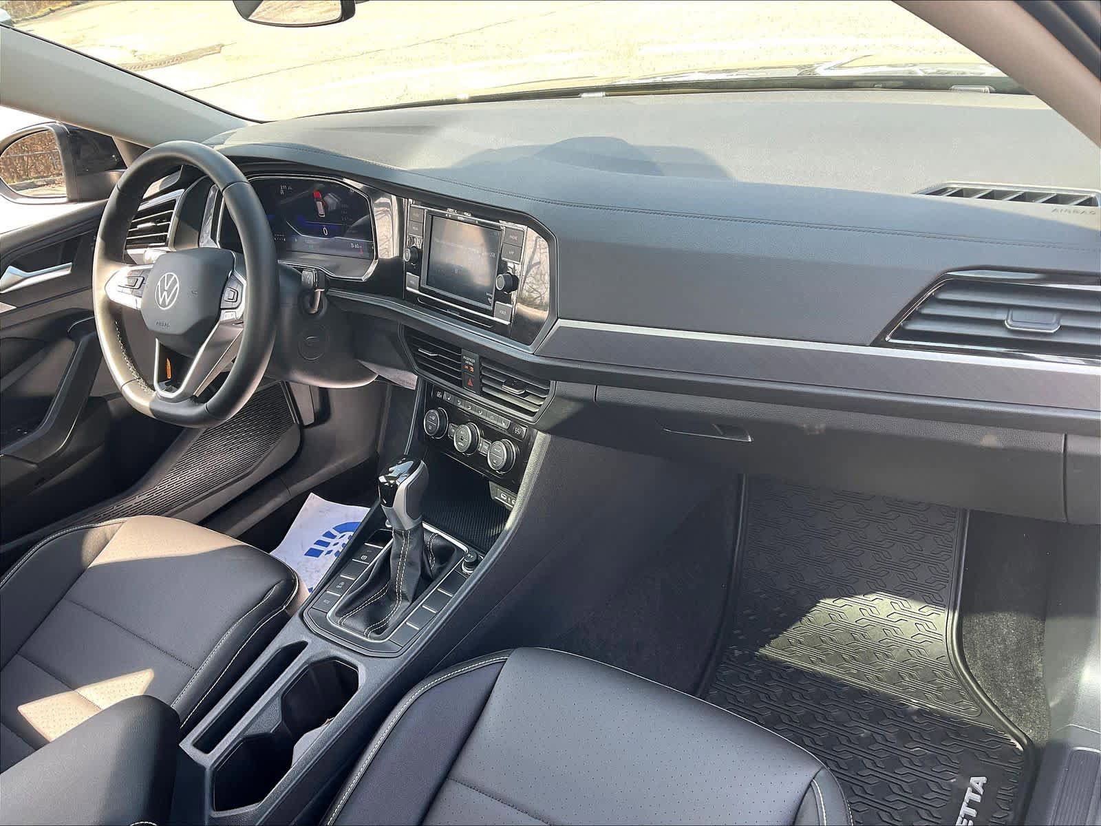 Used 2023 Volkswagen Jetta SE w/ Panoramic Sunroof Package image 14