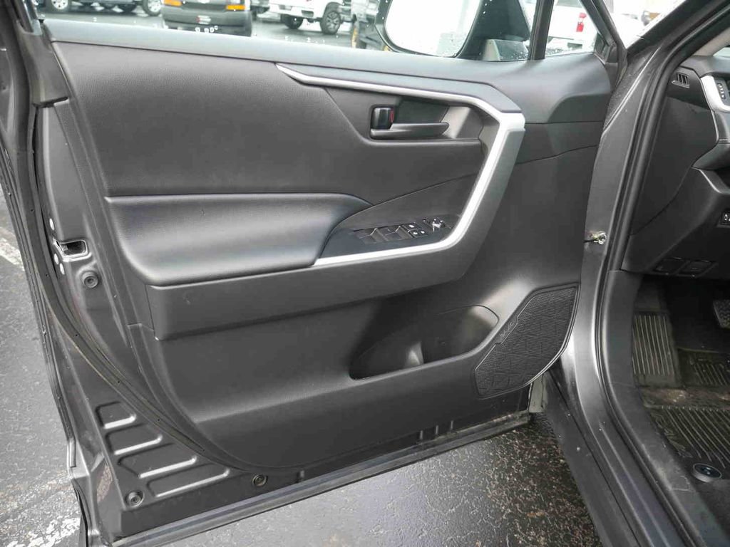 Used 2022 Toyota RAV4 LE image 23