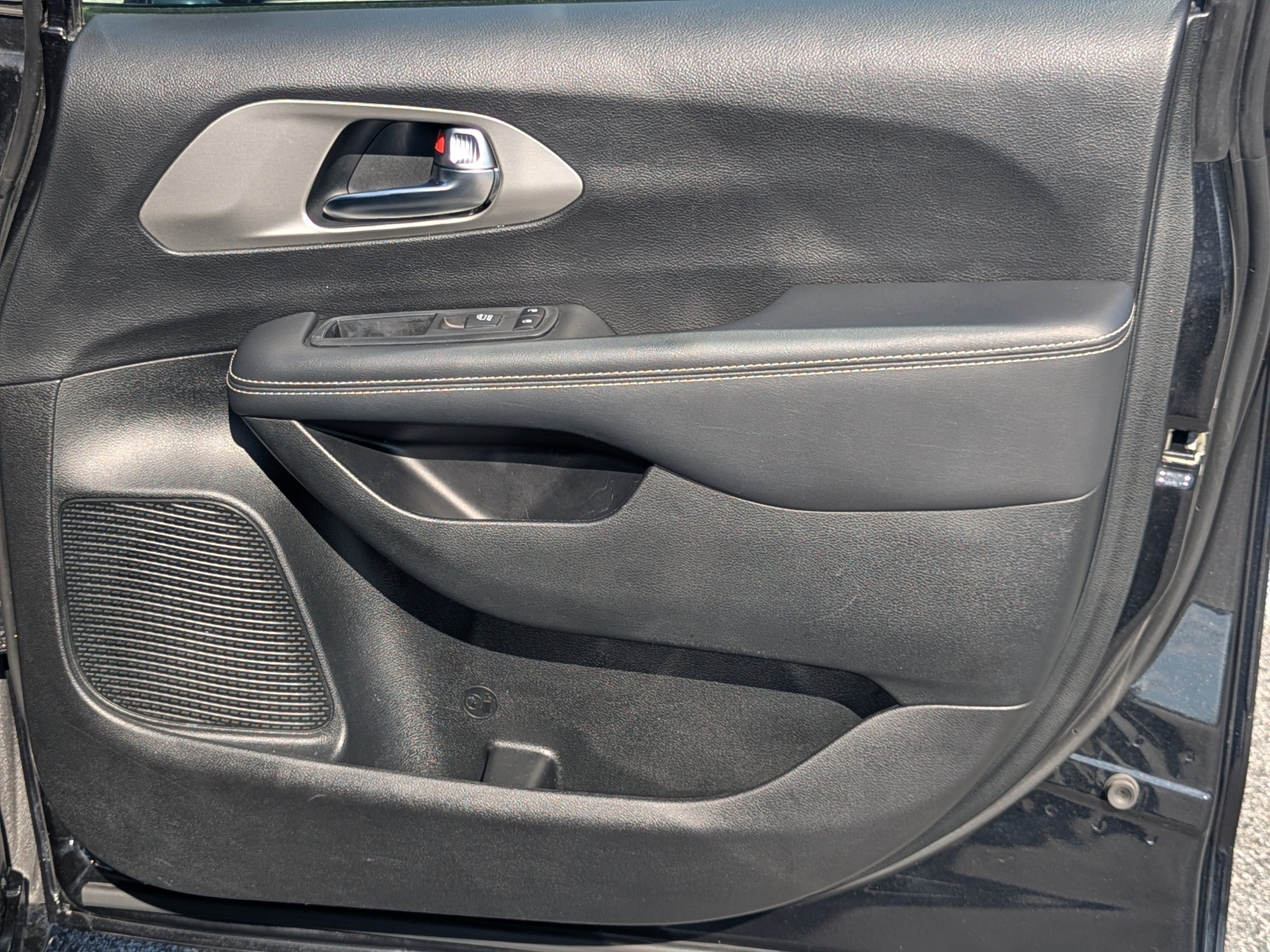 Used 2023 Chrysler Pacifica Limited w/ S Appearance Package FWD image 16