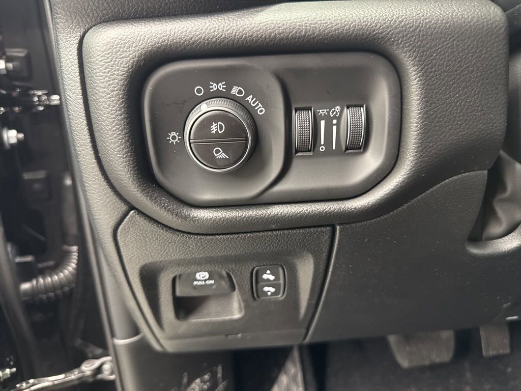 New 2026 RAM 1500 4x4 Crew Cab image 18