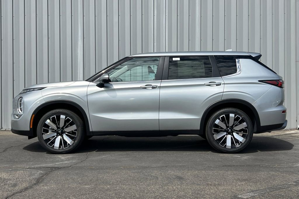 New 2026 Mitsubishi Outlander SE image 8