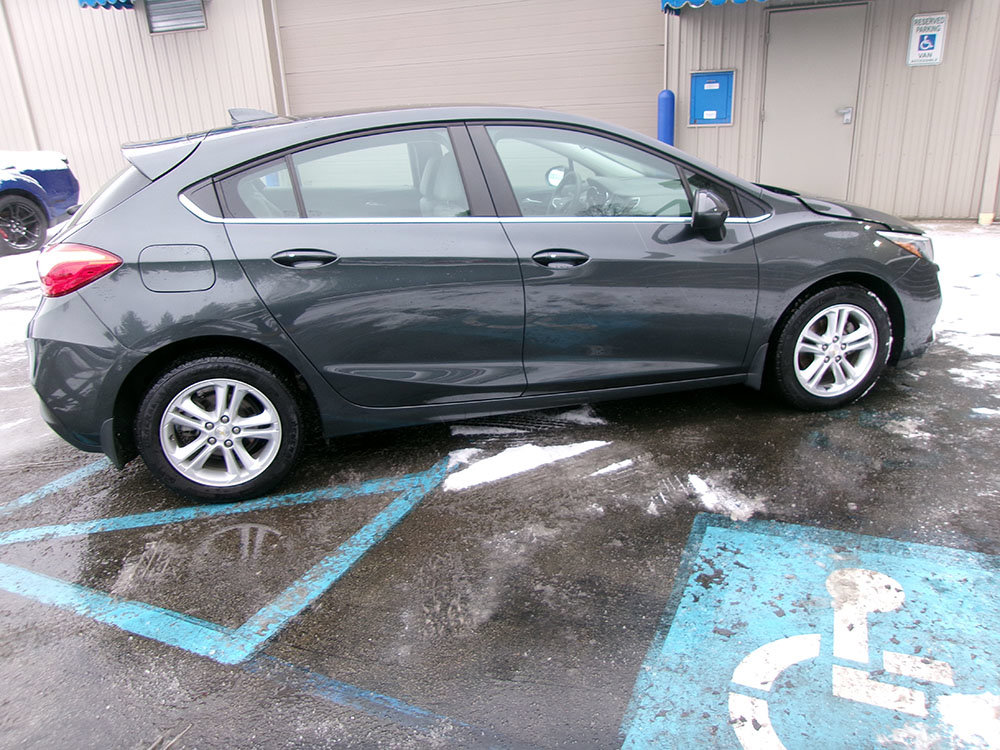 Used 2018 Chevrolet Cruze LT w/ Convenience Package FWD image 7