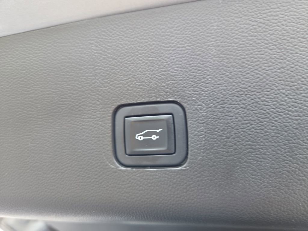 Used 2023 Chevrolet Traverse LT FWD image 29