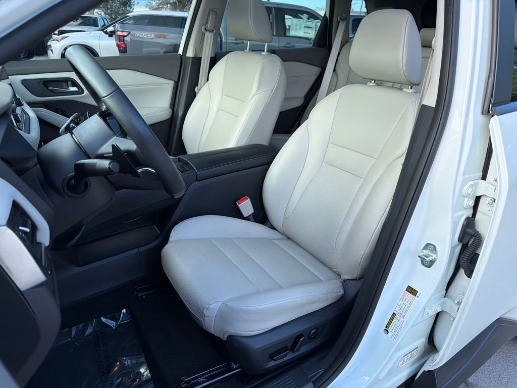 Used 2023 Nissan Rogue SV w/ SV Premium B Package image 32