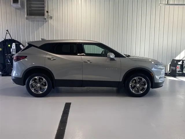 Used 2025 Chevrolet Blazer LT image 2