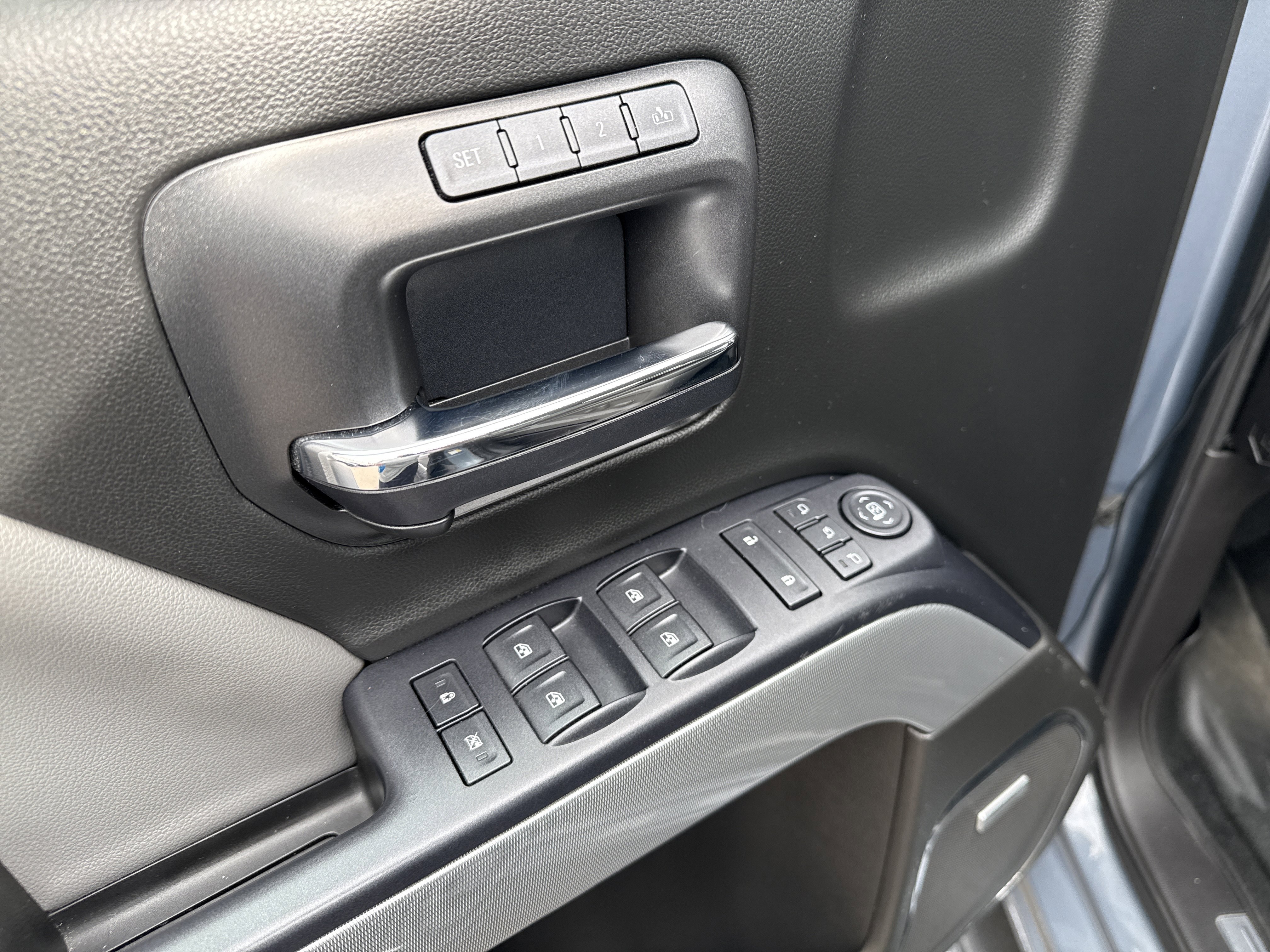 Used 2015 Chevrolet Silverado 1500 LTZ Z71 w/ LTZ Plus Package image 18