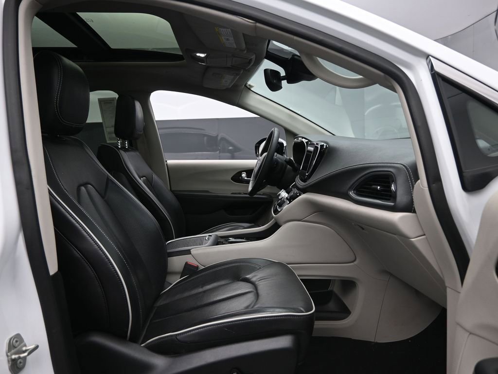 Used 2023 Chrysler Pacifica Limited FWD image 33