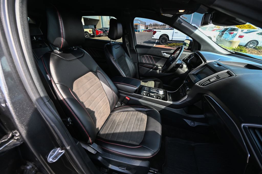 Used 2020 Ford Edge ST-Line w/ Cold Weather Package image 23