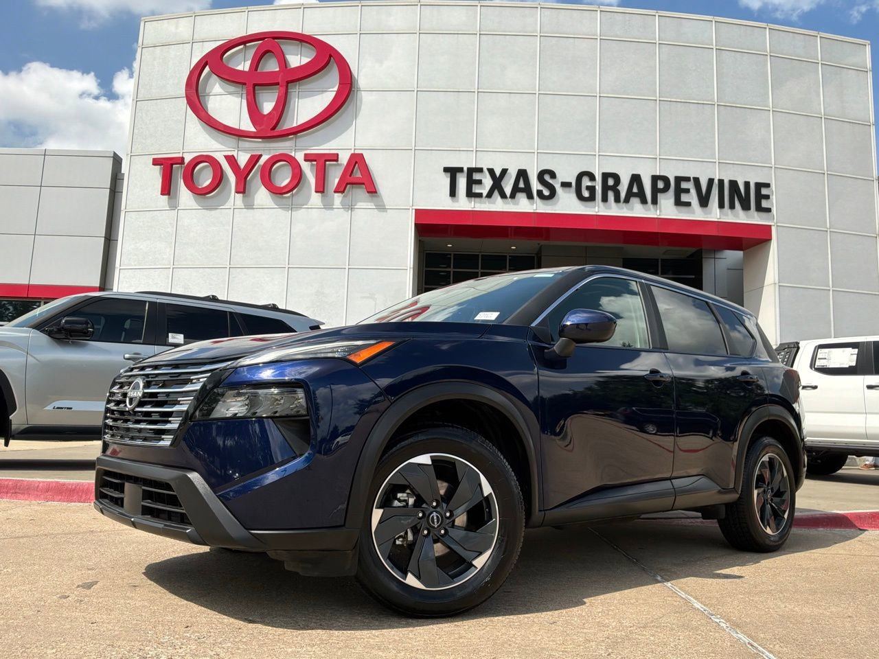 Used 2025 Nissan Rogue SV FWD image 2