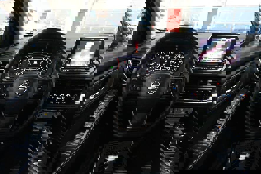 Used 2025 Nissan Rogue SV image 31