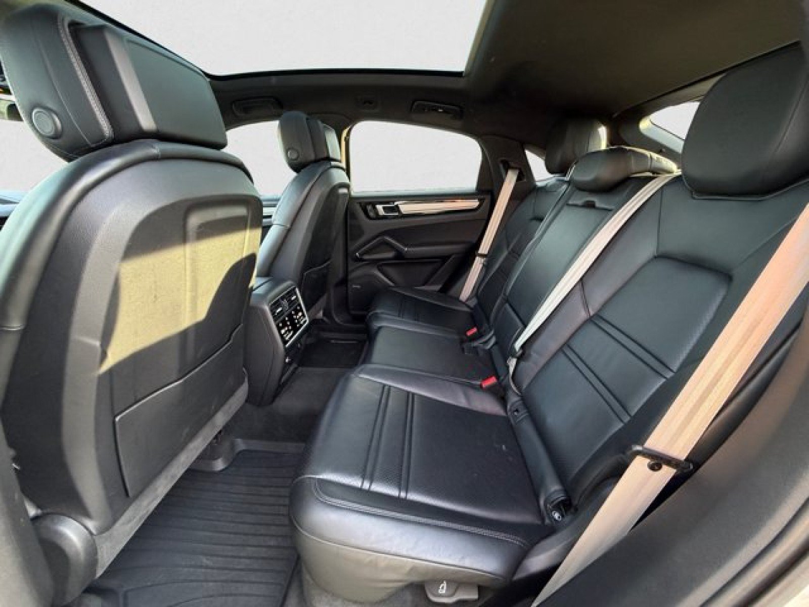 Used 2023 Porsche Cayenne Platinum Edition w/ Performance Package AWD/4WD image 18