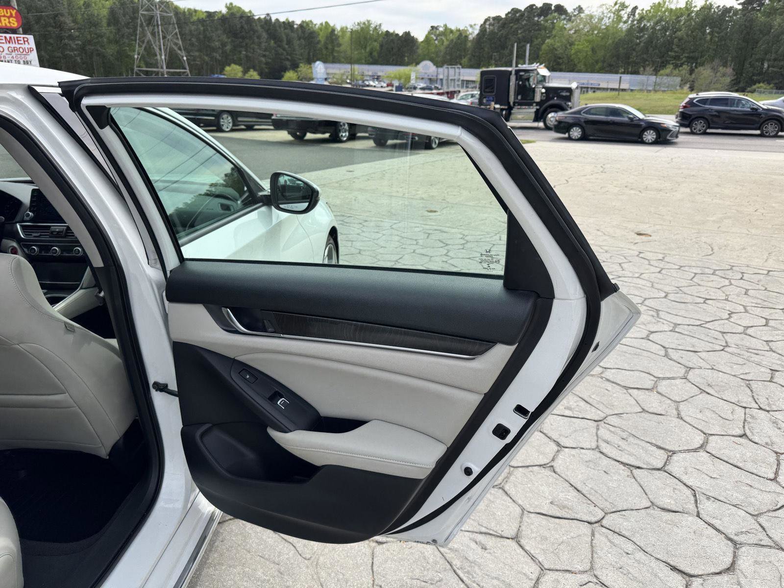 Used 2018 Honda Accord Touring image 16