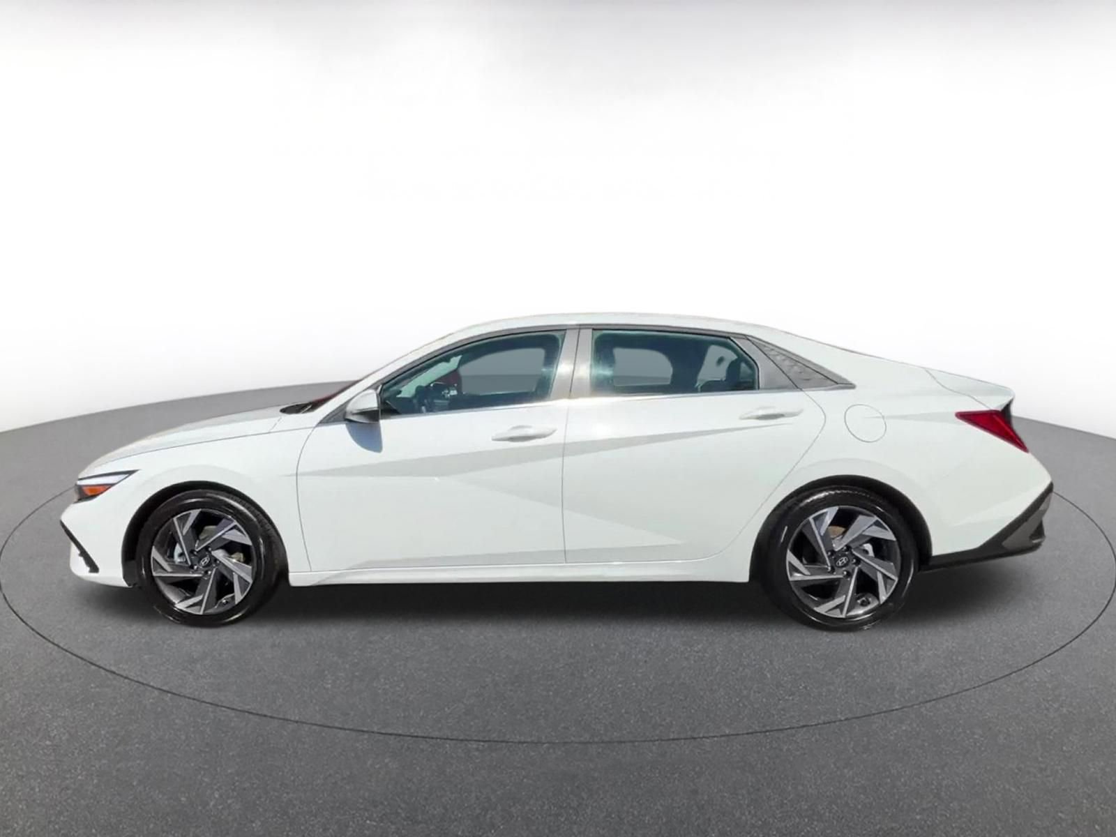Used 2025 Hyundai Elantra Limited FWD image 9