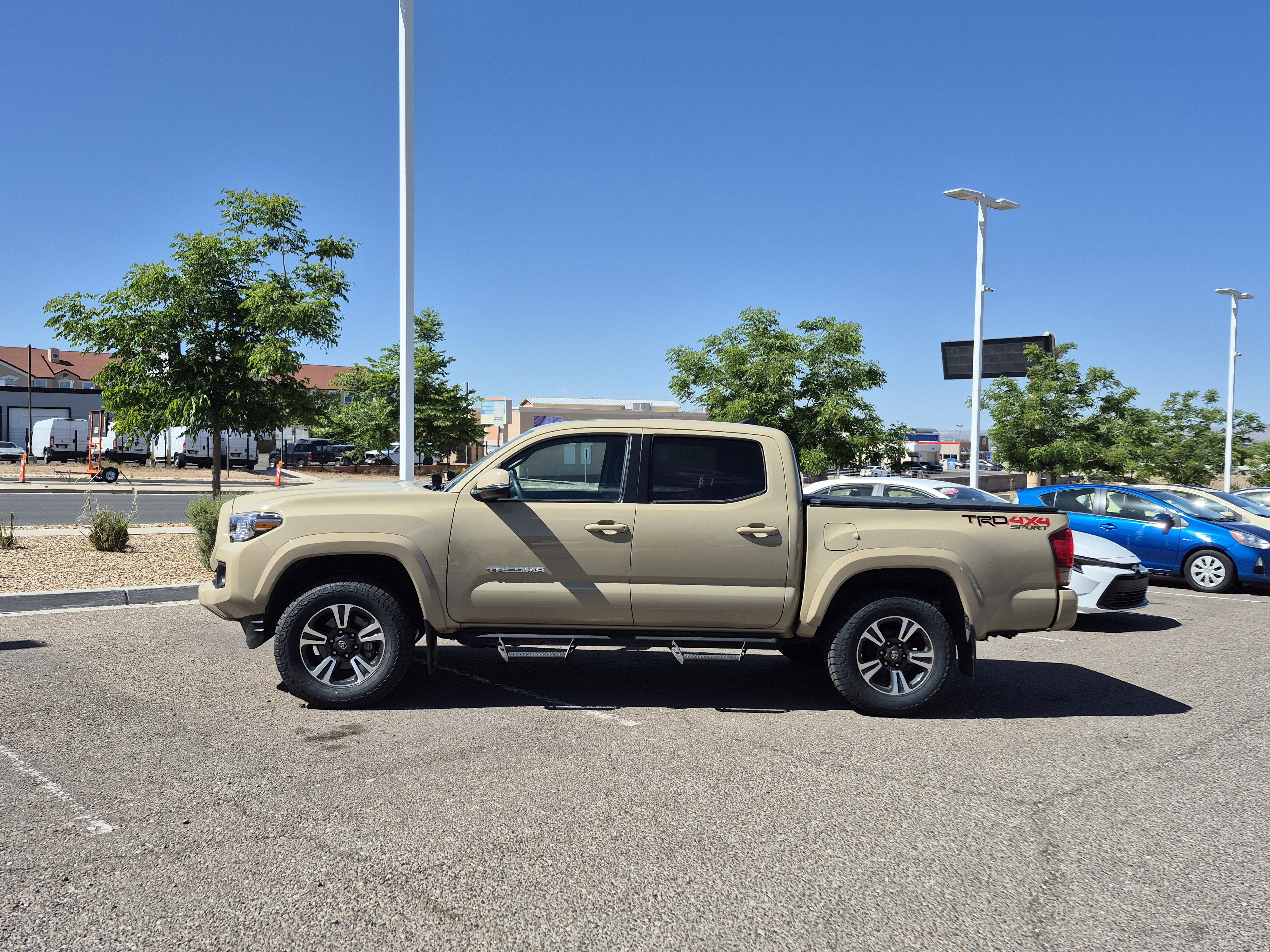 Used 2017 Toyota Tacoma TRD Sport w/ Premium & Technology Package AWD/4WD image 2