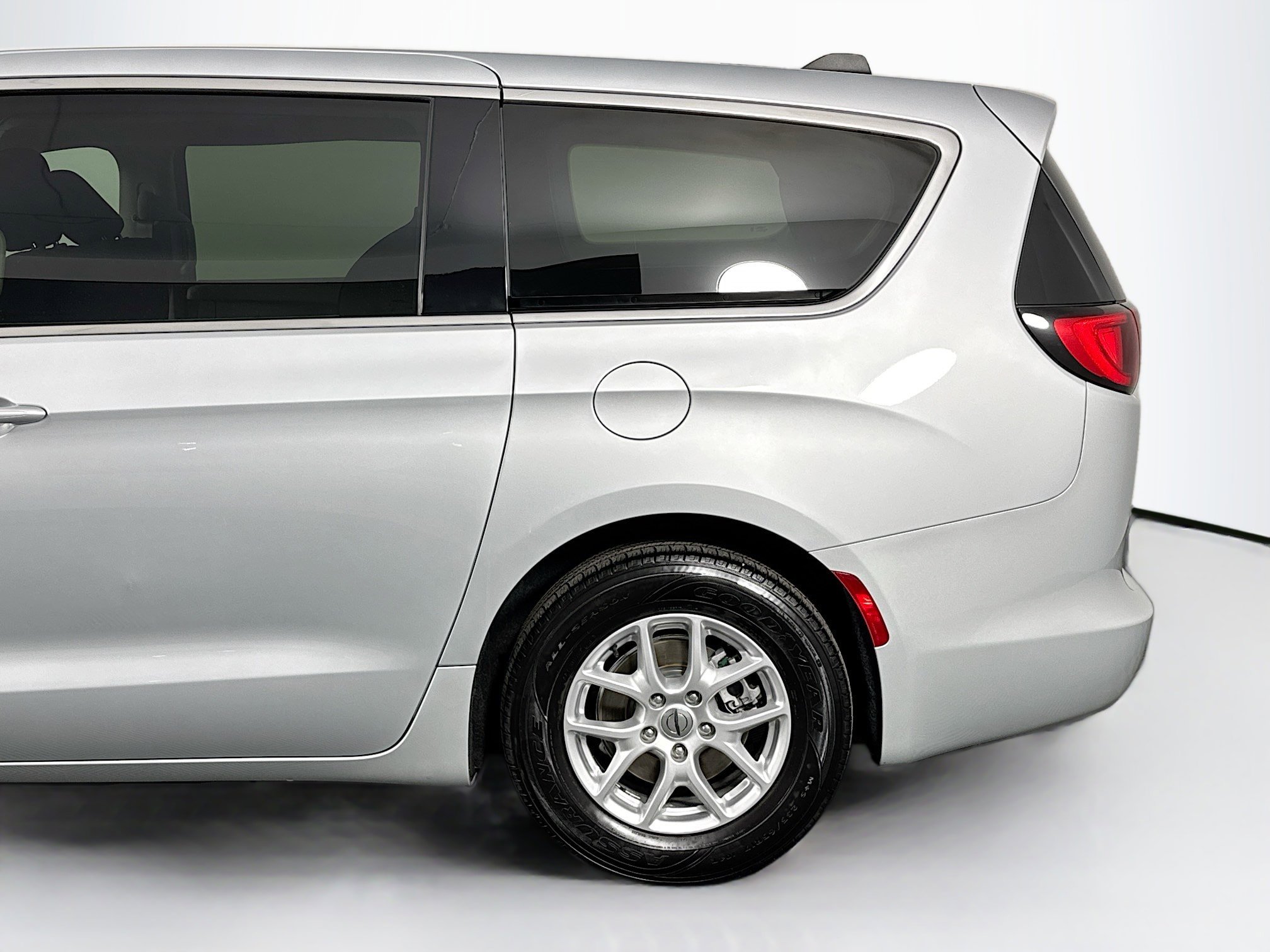 Used 2023 Chrysler Voyager LX image 40