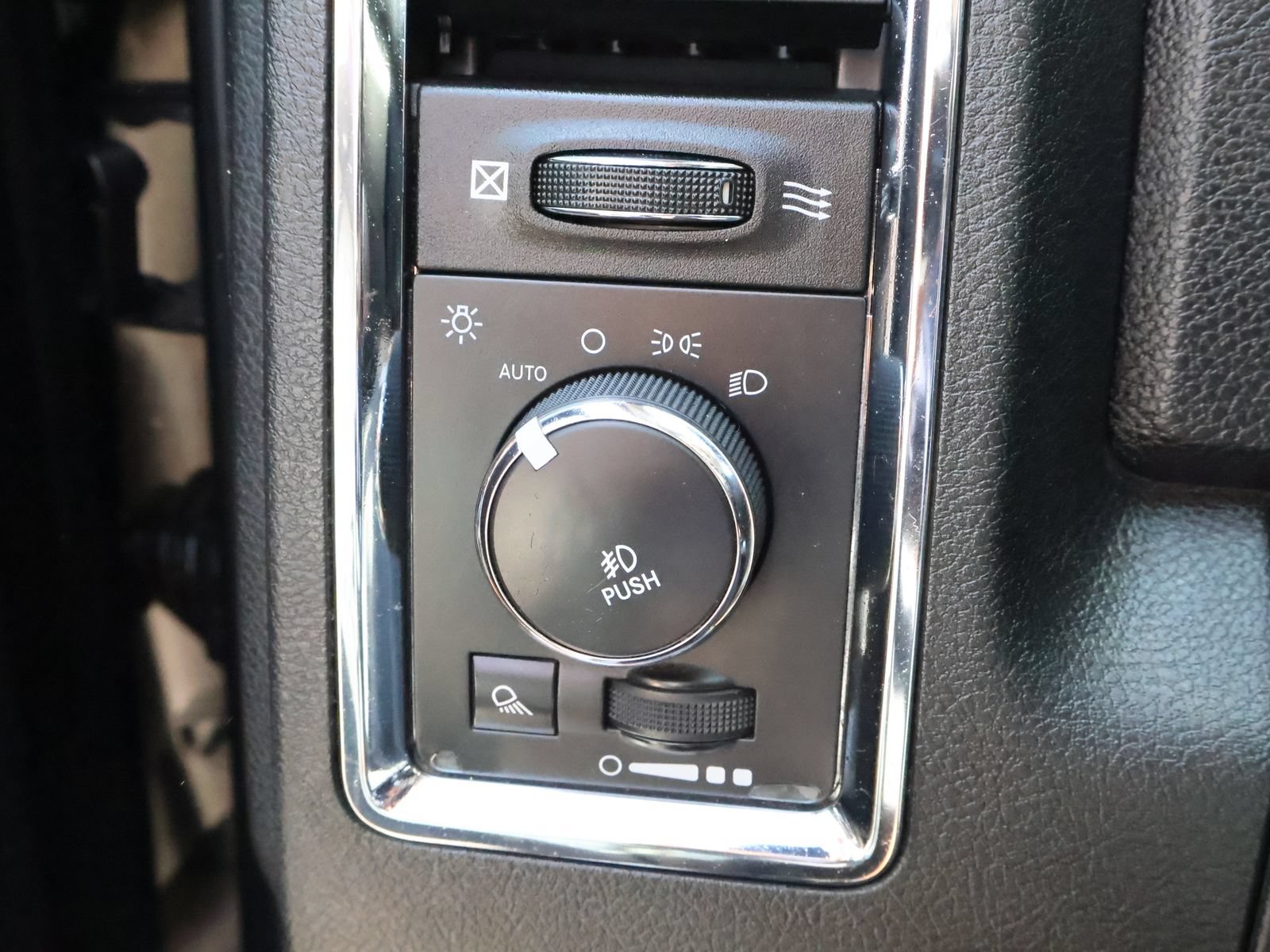 Used 2014 RAM 3500 Laramie Longhorn w/ Convenience Group AWD/4WD image 32