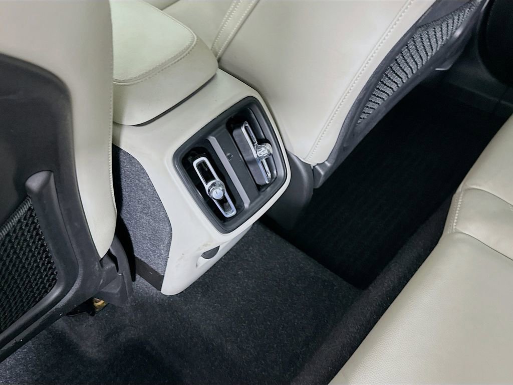 Used 2023 Volvo XC40 B5 Ultimate w/ Protection Package Premier image 33