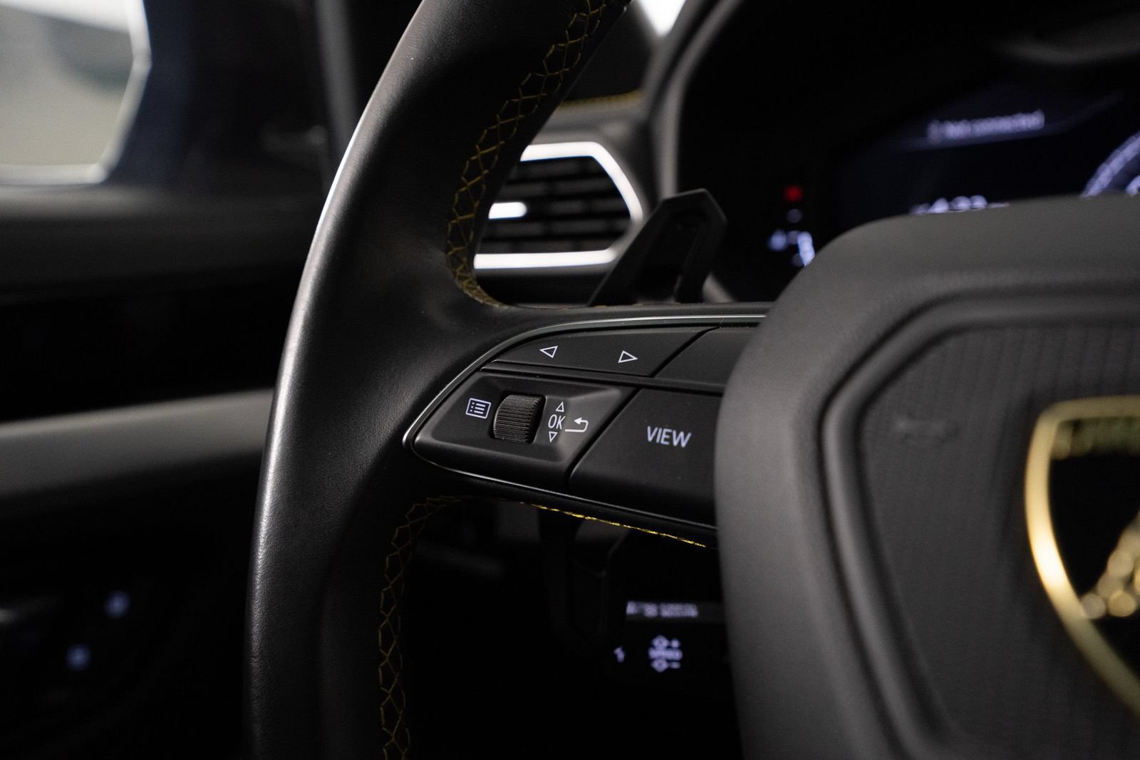 Used 2020 Lamborghini Urus AWD/4WD image 36