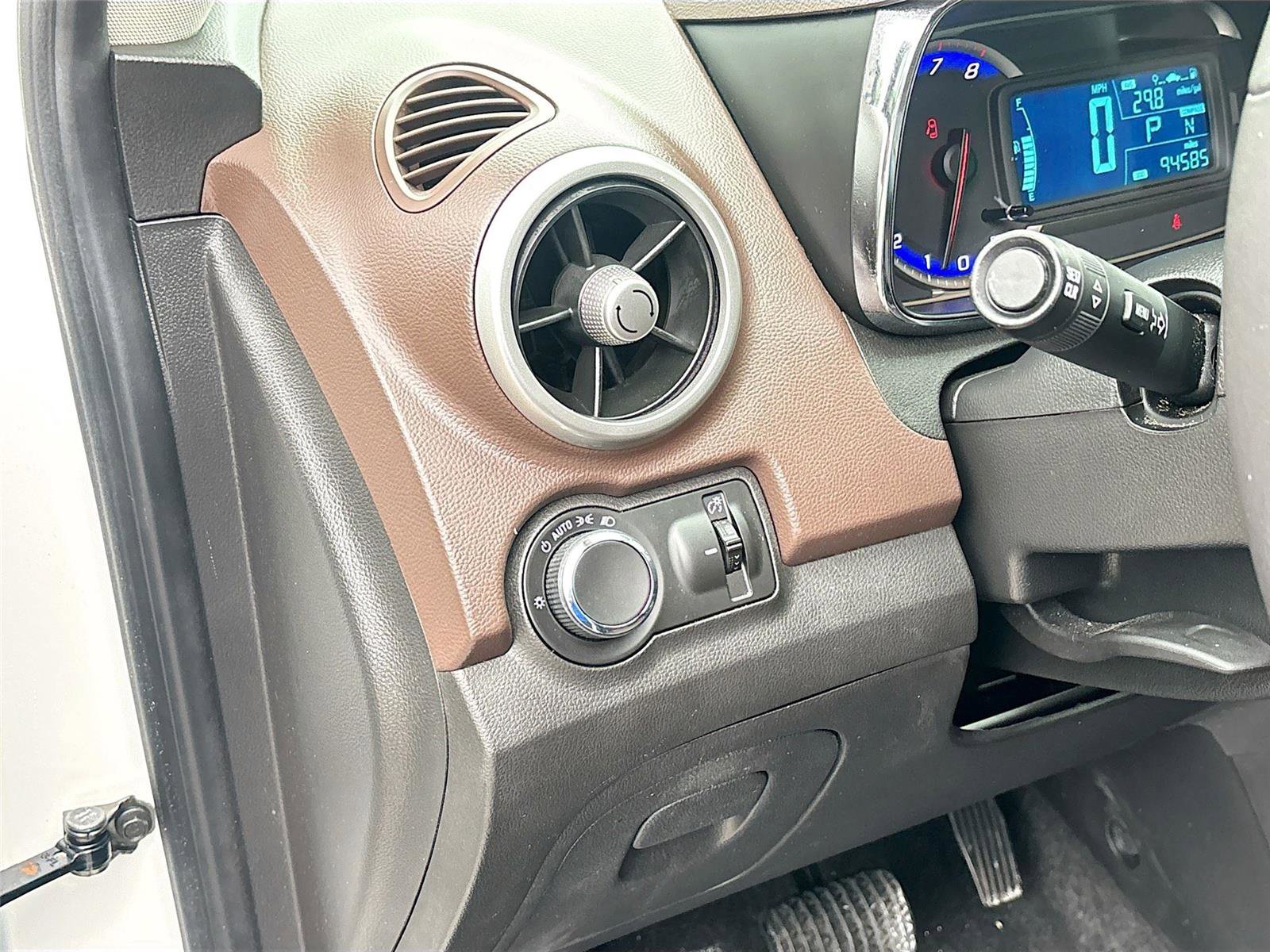 Used 2015 Chevrolet Trax LT w/ LT Sun and Sound Package FWD image 10