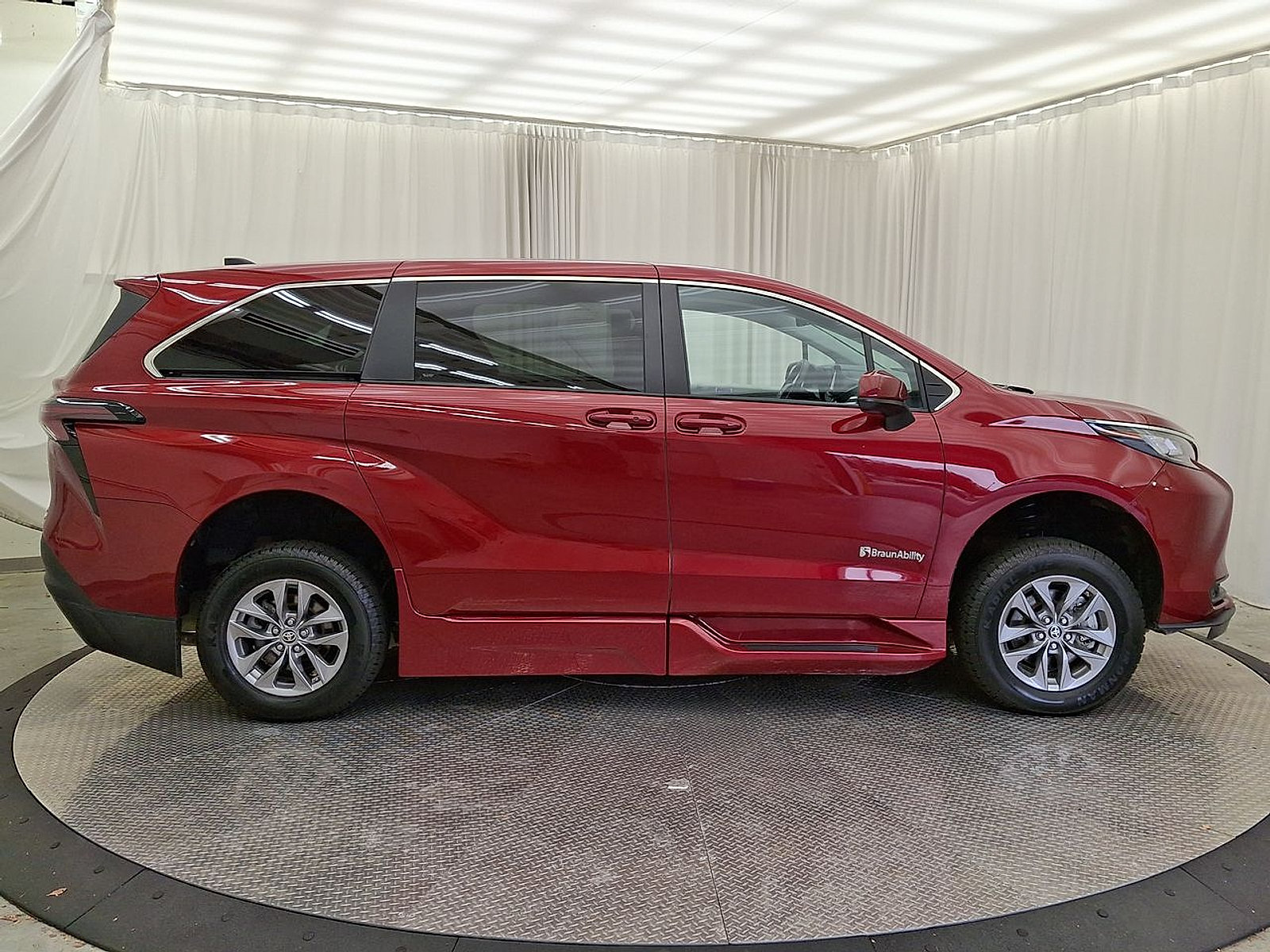 Used 2023 Toyota Sienna LE FWD image 29