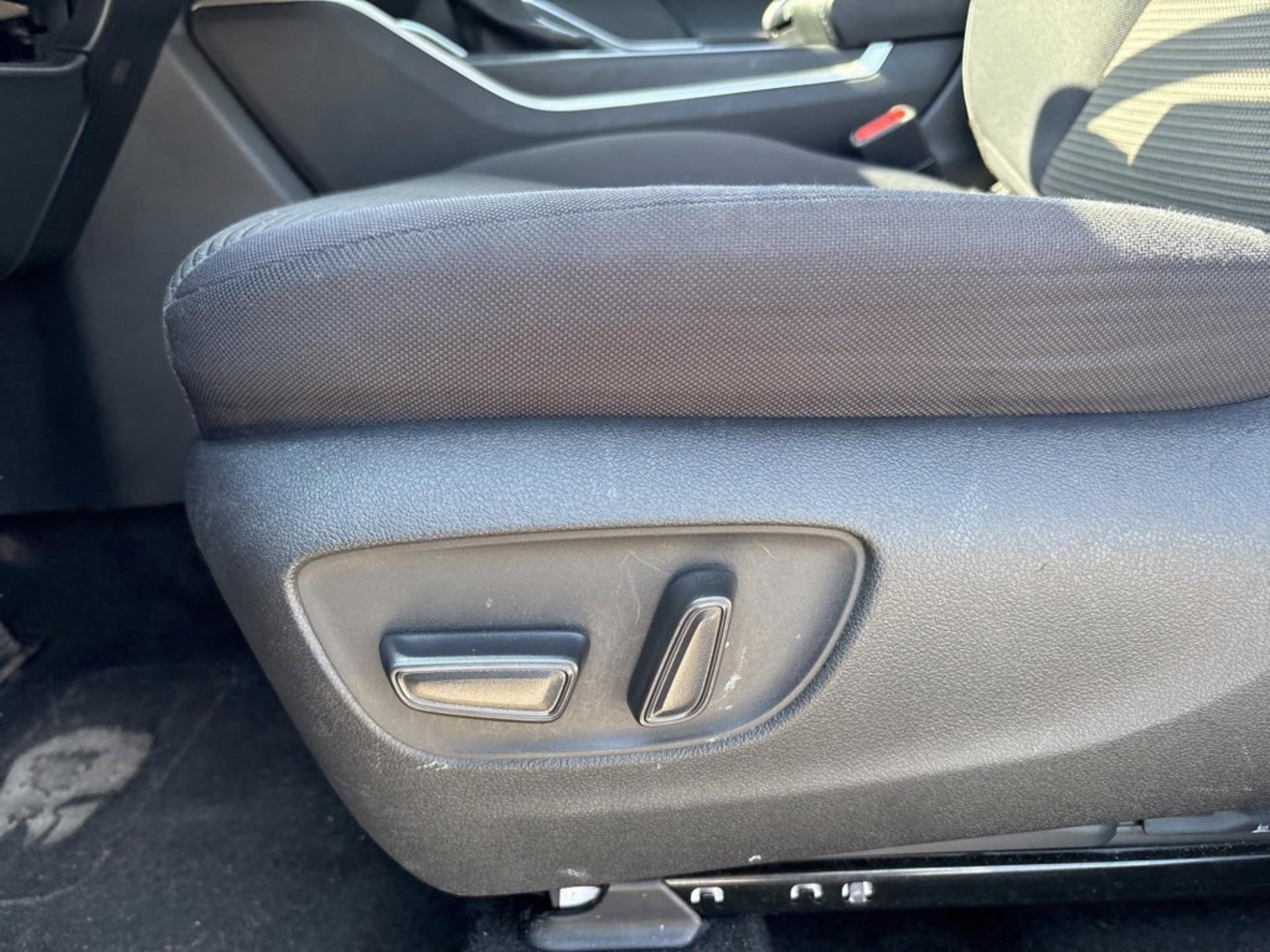 Used 2024 Toyota Highlander LE image 32