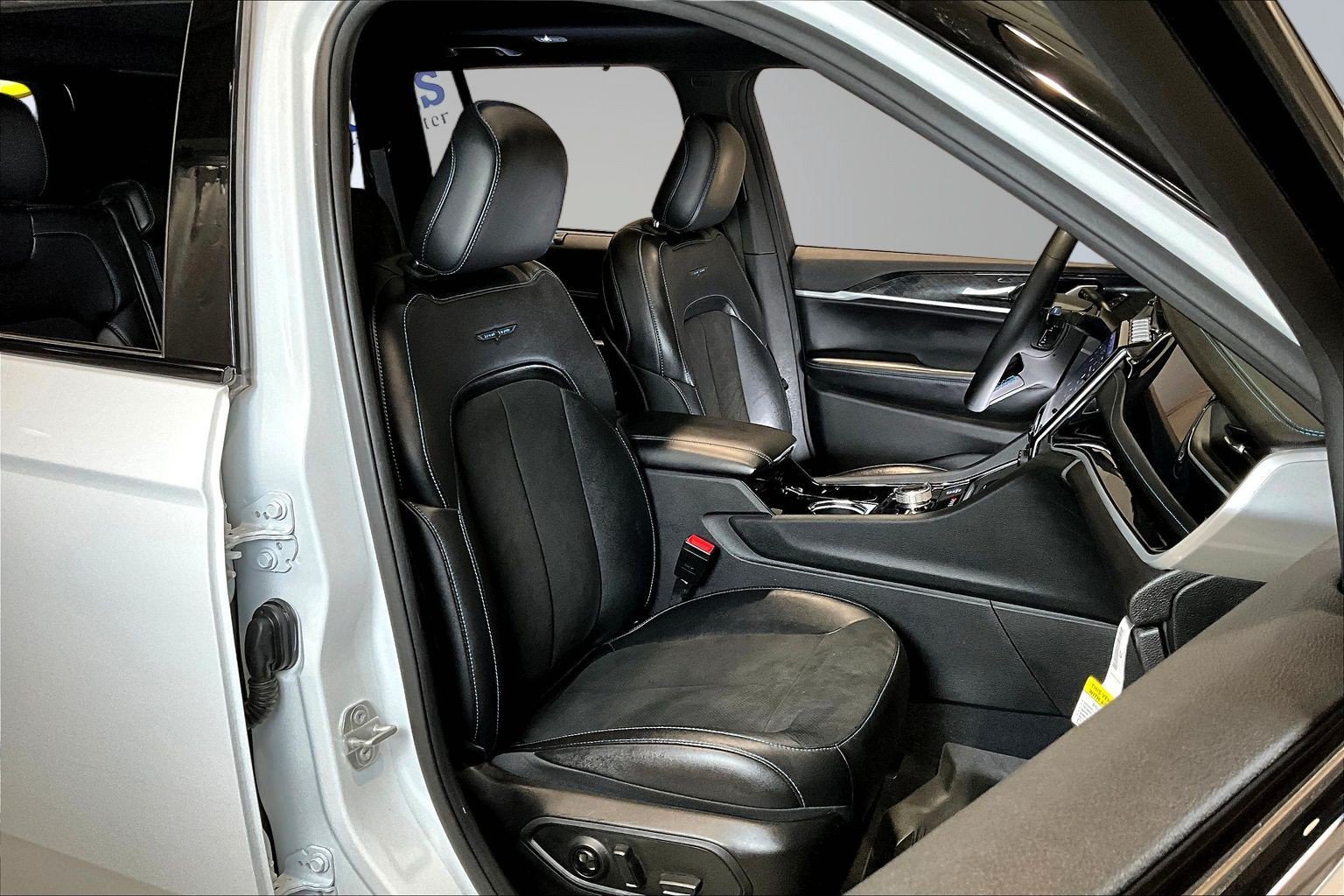 Used 2023 Jeep Grand Cherokee Trailhawk w/ Advanced Protech Group II AWD/4WD image 30