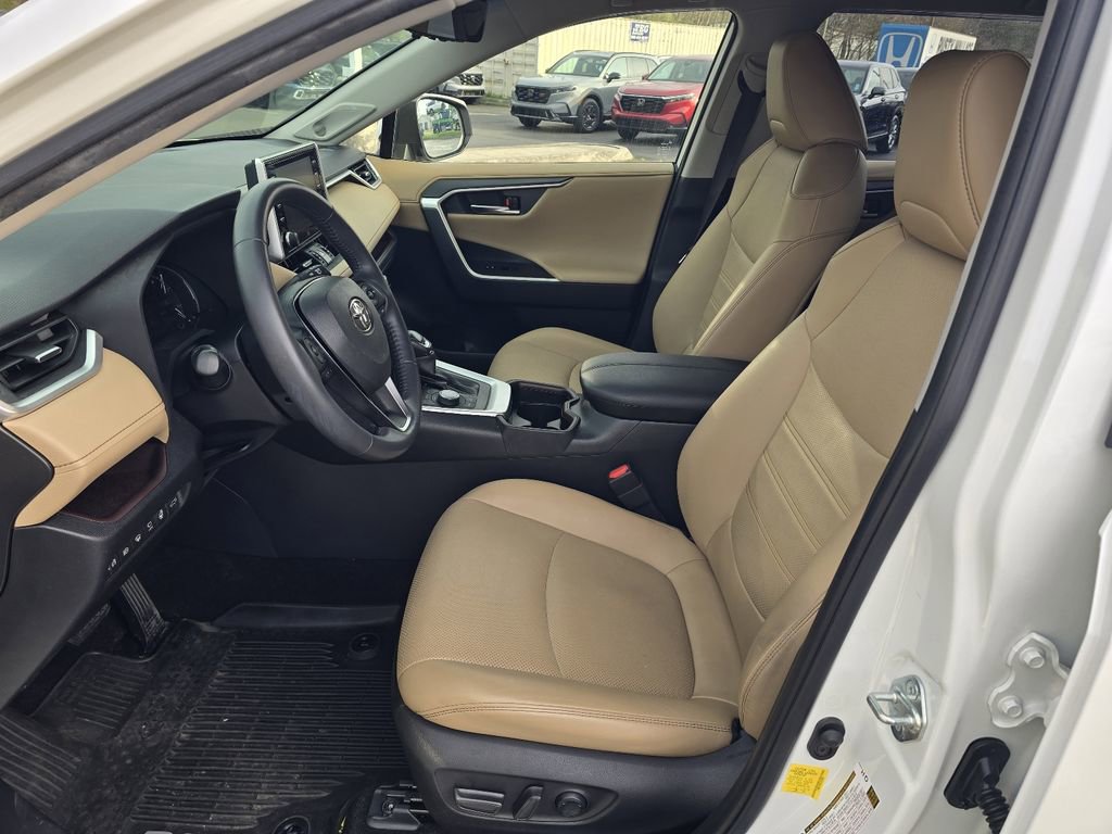 Used 2020 Toyota RAV4 Limited image 11