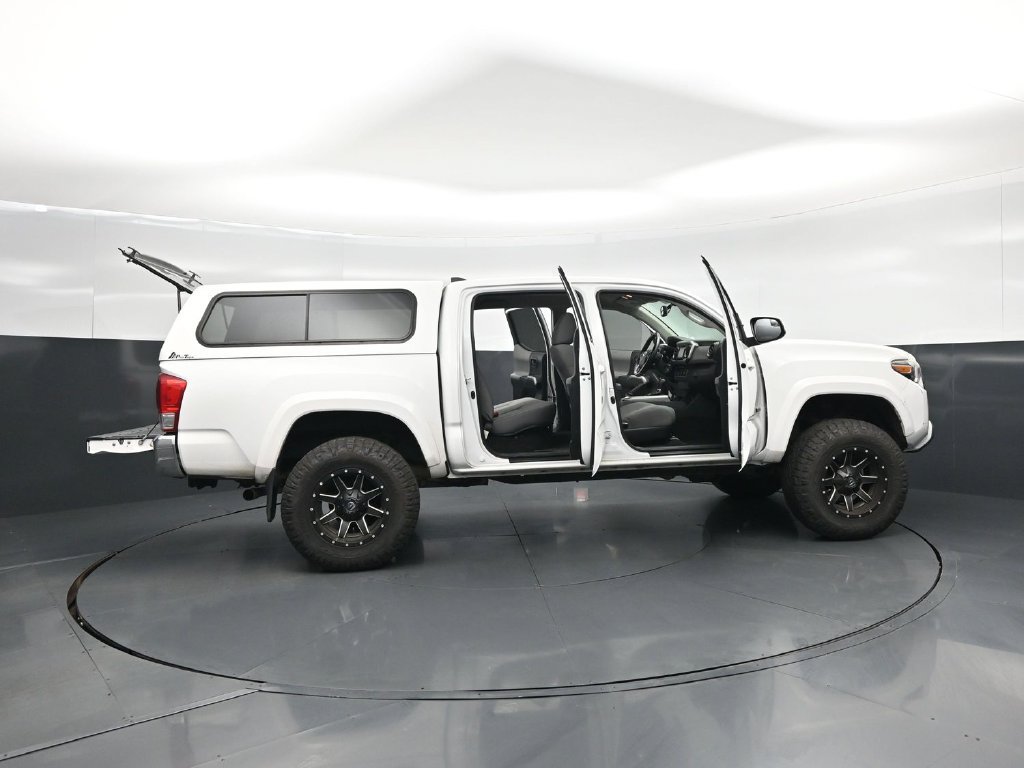 Used 2017 Toyota Tacoma SR5 w/ Tow Package AWD/4WD image 4