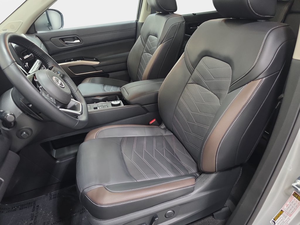 Used 2024 Nissan Pathfinder Platinum w/ Cargo Package AWD/4WD image 13