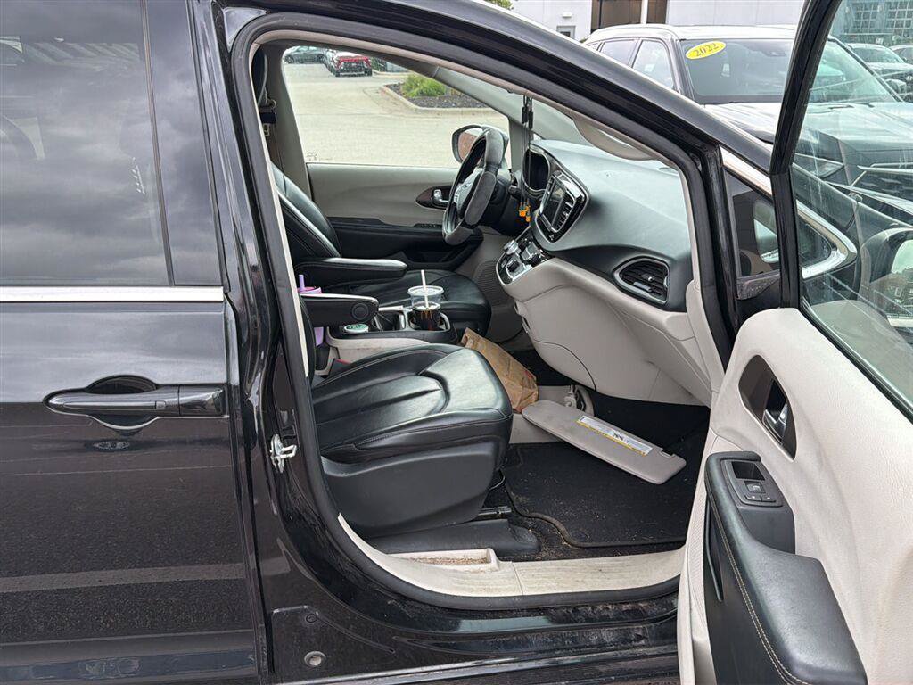 Used 2020 Chrysler Voyager Lxi FWD image 14